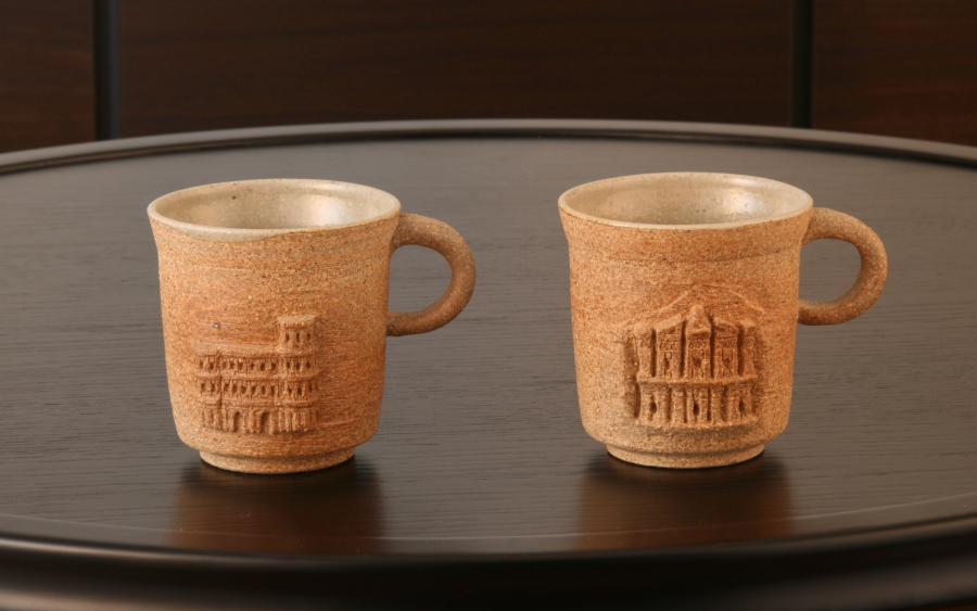 「レリーフマグカップ」　　遺跡をモチーフにしたマグカップ。笠間焼き。佐野有子（サノアリコ　ＳＡＮＯ ＡＲＩＫＯ）の作品でギャラリーＡｒｉ　（gallery Ari) にて展示、販売。
