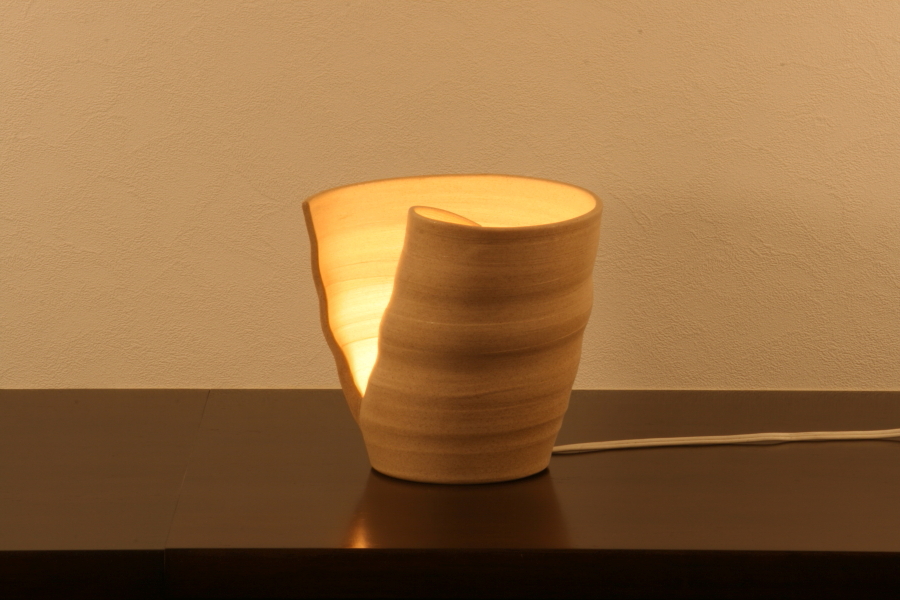 「うずまきあかり　 (大 白)」　　室内装飾の陶器の灯り。インテリアの置物、笠間焼き。佐野有子（サノアリコ　ＳＡＮＯ ＡＲＩＫＯ）の作品でギャラリーＡｒｉにて展示、販売。