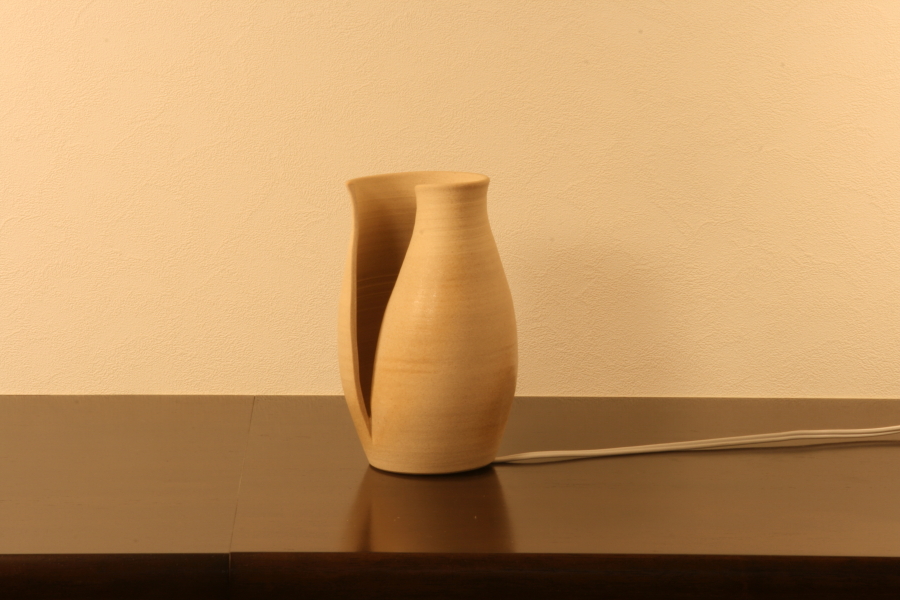 「うずまきあかり　 (小)」　　室内装飾の陶器の灯り。インテリアの置物、笠間焼き。佐野有子（サノアリコ　ＳＡＮＯ ＡＲＩＫＯ）の作品でギャラリーＡｒｉにて展示、販売。