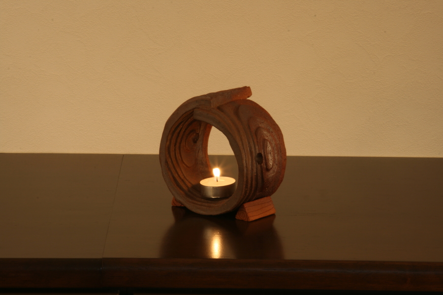 「木目の灯り  (丸ａ)」　　木をモチーフにしたキャンドルスタンド。インテリアの置物、笠間焼き。佐野有子（サノアリコ　ＳＡＮＯ ＡＲＩＫＯ）の作品でギャラリーＡｒｉ　（gallery Ari) にて展示、販売。