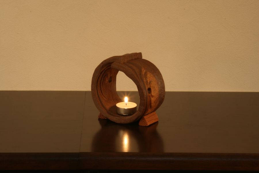 「木目の灯り  (丸ｂ)」　　木をモチーフにしたキャンドルスタンド。インテリアの置物、笠間焼き。佐野有子（サノアリコ　ＳＡＮＯ ＡＲＩＫＯ）の作品でギャラリーＡｒｉ　（gallery Ari) にて展示、販売。