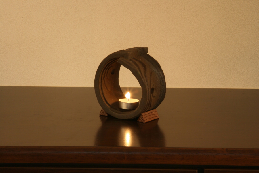 「木目の灯り  (丸ｃ)」　　木をモチーフにしたキャンドルスタンド。インテリアの置物、笠間焼き。佐野有子（サノアリコ　ＳＡＮＯ ＡＲＩＫＯ）の作品でギャラリーＡｒｉ　（gallery Ari) にて展示、販売。　