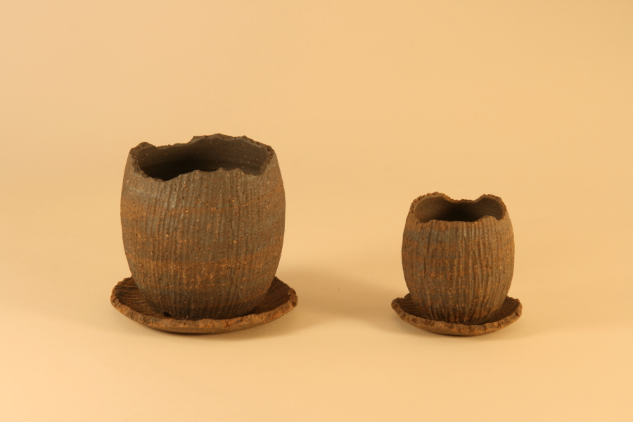 「COCO植木鉢  (黒)」　　ココ椰子をモチーフにした植木鉢、笠間焼き。佐野有子（サノアリコ　ＳＡＮＯ ＡＲＩＫＯ）の作品でギャラリーＡｒｉにて展示、販売。　